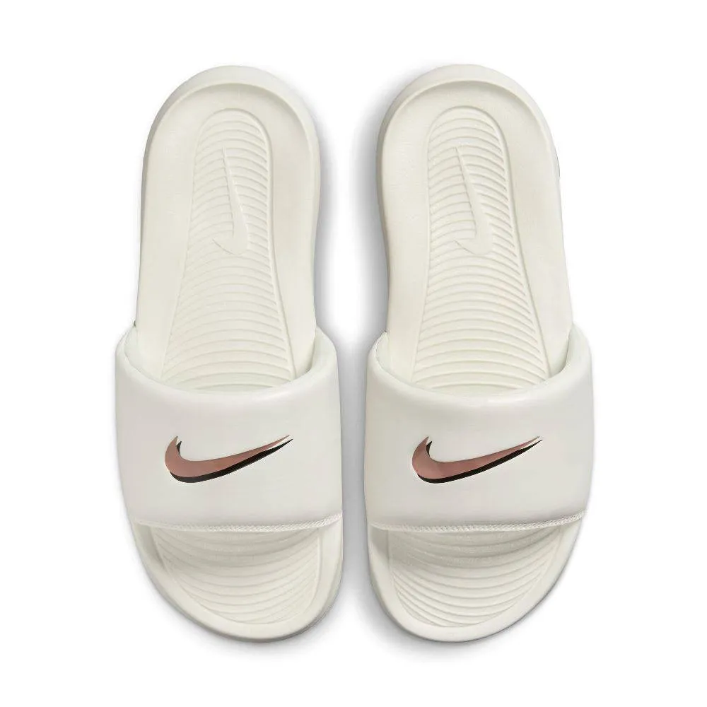 NIKE WOMENS VICTORI ONE SLIDE SWOOSH (FZ1394-100)